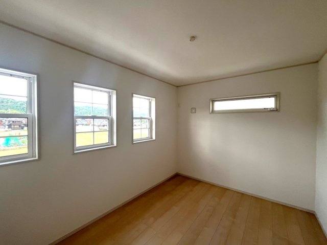 全１０区画新築分譲☆オール電化住宅☆全居室６帖以上の４ＬＤＫ☆駐車３台ＯＫ☆南丹市園部町横田の洋室|洋室