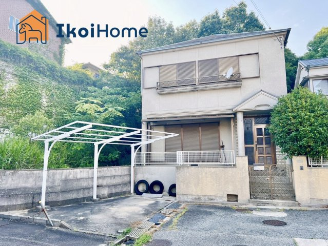 明石市大久保町大窪　中古一戸建の玄関|●年中無休：当日予約可●　人気の角地で玄関先には木も植えられていてとても落ち着きます。