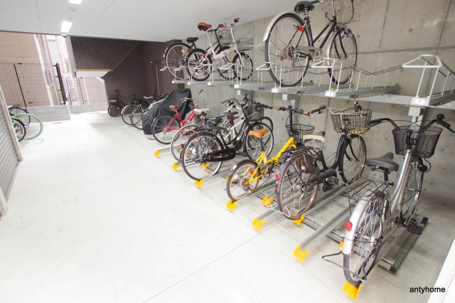 エスキュート南森町　仲介手数料無料の駐車場