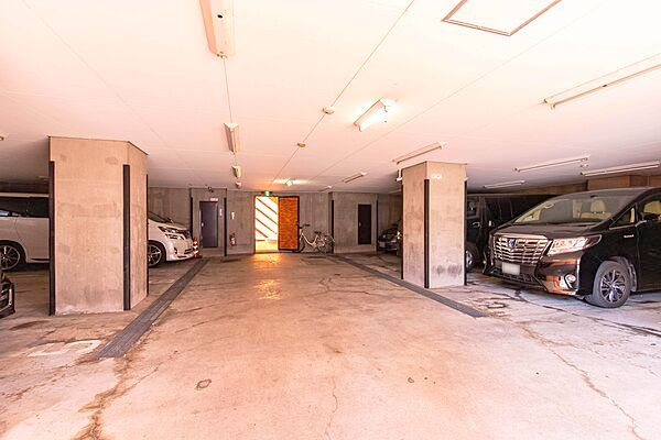 ライオンズマンション言問　4階　新　規　リ　ノベーションの駐車場