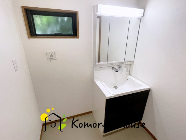 北本市宮内3丁目　中古一戸建ての独立洗面台|現地（2024年8月11日撮影）