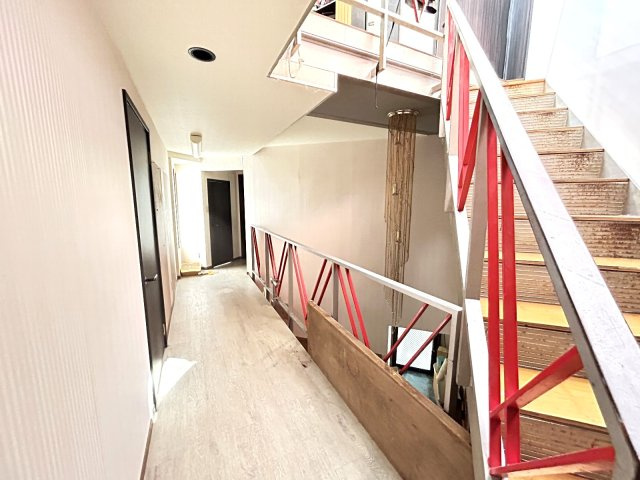 和光市南１丁目　中古一戸建　東京メトロ有楽町線　和光市の内装|2階廊下は吹き抜けの鉄骨階段の為、ホテルのような開放感がございます
