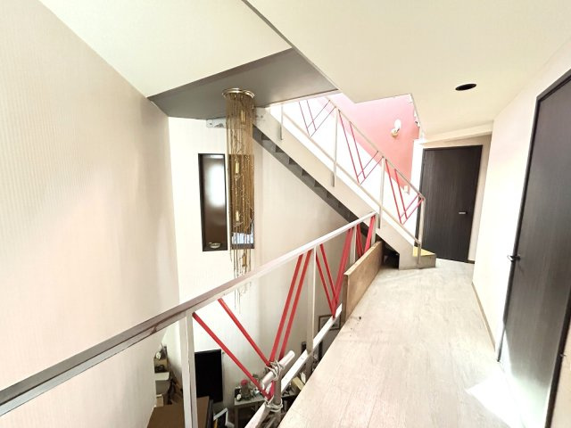 和光市南１丁目　中古一戸建　東京メトロ有楽町線　和光市の内装|2階廊下は吹き抜けの鉄骨階段の為、ホテルのような開放感がございます