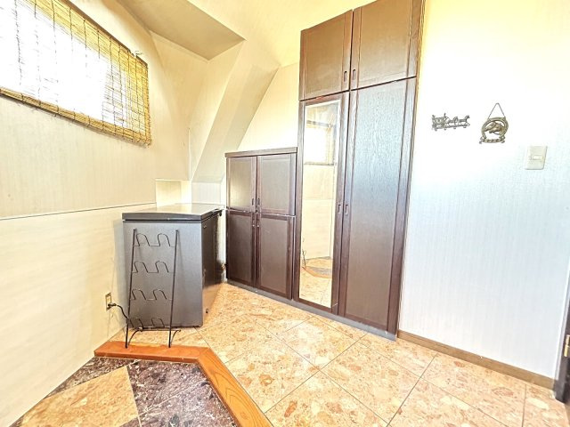 和光市南１丁目　中古一戸建　東京メトロ有楽町線　和光市の玄関|玄関も大理石張りでゆったり収納スペース