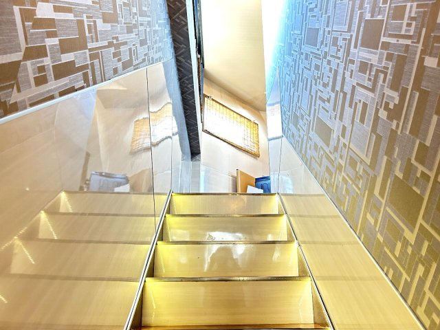 和光市南１丁目　中古一戸建　東京メトロ有楽町線　和光市の内装|玄関の階段には足元を照らすホタルライトを使用