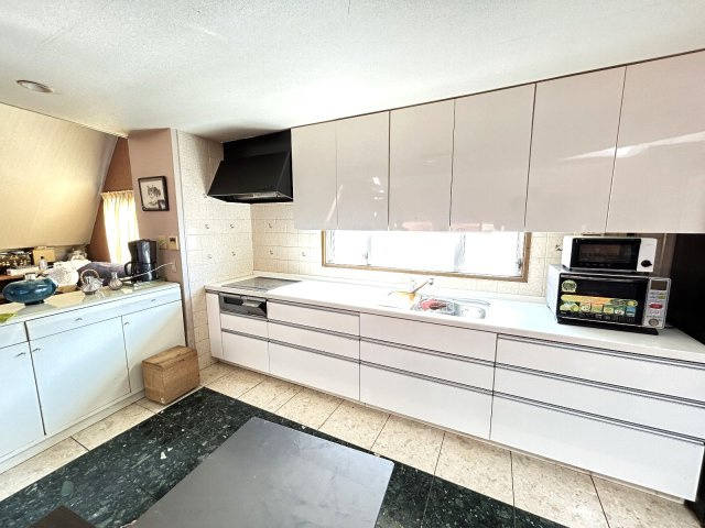 和光市南１丁目　中古一戸建　東京メトロ有楽町線　和光市のキッチン|大理石をふんだんに使い、明るく広いキッチン