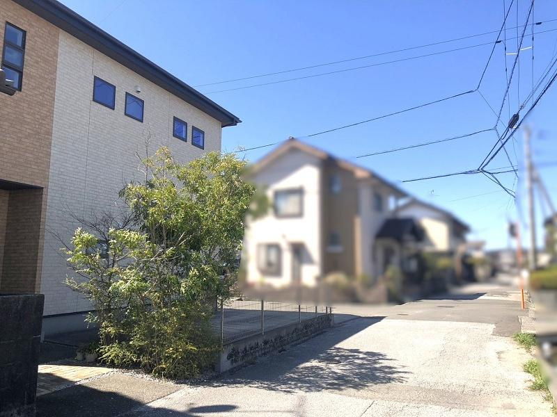 南国市大そね甲　中古戸建ての前面道路含む現地写真