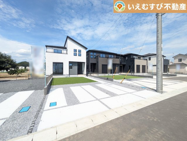 GRAFARE　大泉町寄木戸5期の駐車場|4台駐車可能なゆとりのカースペース
複数台車をお持ちでも、お友達が遊びに来てもゆとりの駐車スペース！
