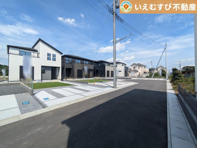 GRAFARE　大泉町寄木戸5期の前面道路含む現地写真|整備されたばかりの綺麗な5ｍ道路
ゆとりの5ｍ道路に面しているのでお車の駐車も楽々！