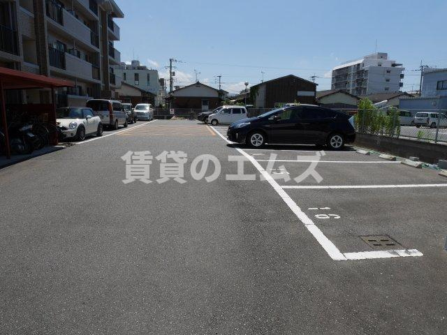 【駐車場】 | ピースフル板付 | ピースフル板付の駐車場