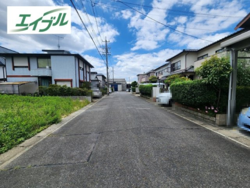 小牧市大字久保一色　売地の前面道路含む現地写真