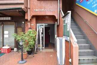 【エントランス】 | お客様を、そして住人を出迎えてくれるマンションのエントランス。ゴミが落ちていないことからも、管理状態の良さや住民の節度の高さが見て取れます。～即日のご見学可能～　お問合せはお気軽にどうぞ。
