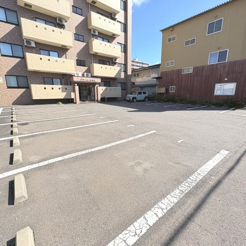 グランコート中島の駐車場