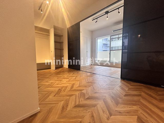 ラクメンビルの居間・リビング