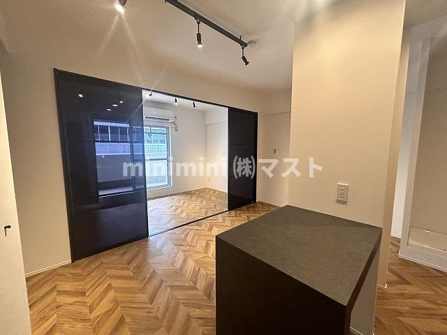 ラクメンビルの居間・リビング