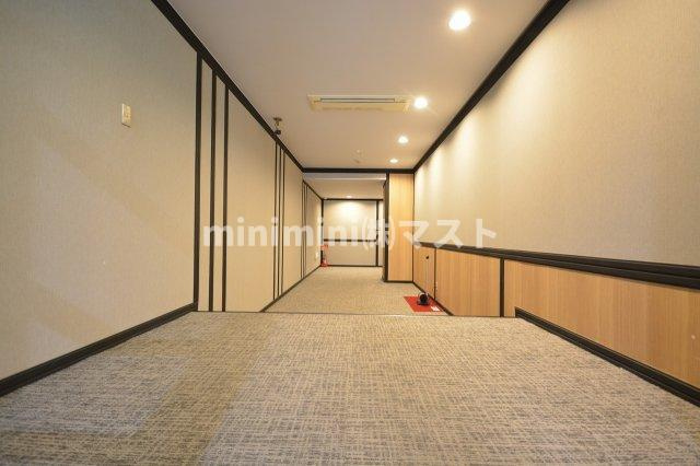 ラクメンビルのロビー