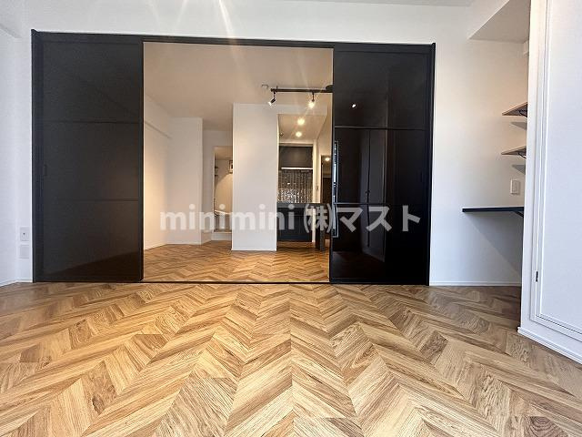 ラクメンビルの洋室