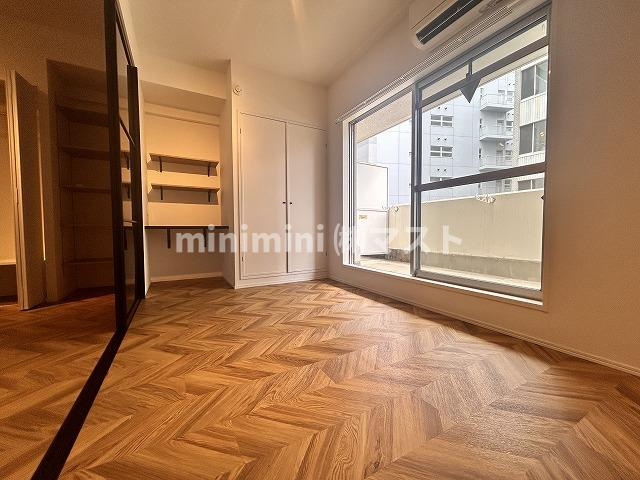 ラクメンビルの居間・リビング