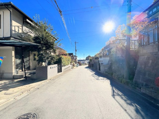 【前面道路含む現地写真】 | ◆前面道路も幅員があり車の運転も安心！前面道路は閑静な住宅地。車通りの少ない道路です。お子様にも安心です。