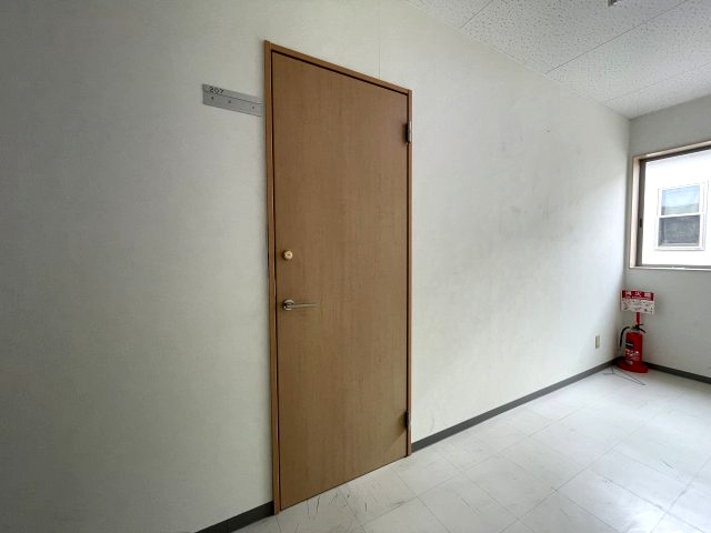 ぷち蔵ビル豊田の内装|事務所出入り口