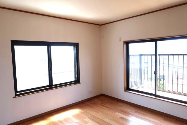 【洋室】 | 朝霧台東南角中古住宅 | 2階洋室8畳