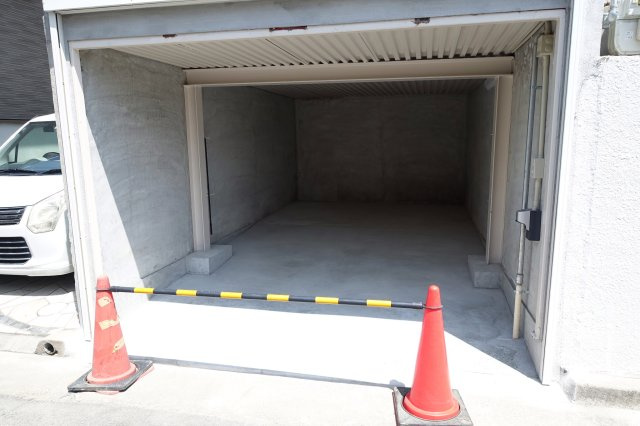 【駐車場】 | 朝霧台東南角中古住宅 | 掘込み車庫、ＥＶ車用コンセント設置