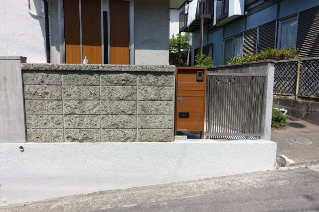 【設備】 | 朝霧台東南角中古住宅 | 宅配ボックス付き