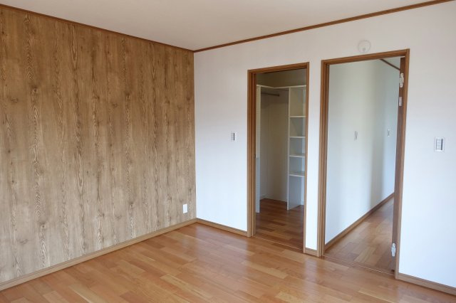 【洋室】 | 朝霧台東南角中古住宅 | 2階洋室8畳の出入り口とウオーキングクローク入口