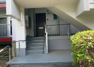 【エントランス】 | 鹿島団地３　２号棟 | マンションのエントランスには、もともと風よけや防犯の役割がありますが、マンションによって宅配ボックスなどの設備が備わっている所もあります。日々の生活をイメージしながら生活しやすさをチェックしましょう。