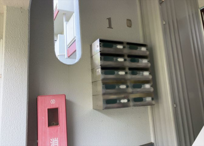 【設備】 | 鹿島団地３　２号棟 | エントランス付近に設置されている集合ポストは、住んでいる部屋と離れているため、ポストをあさるなど誰かに何かされていても被害に気づきにくいです。入居する時には他人に特定されにくい番号で鍵をかけましょう！