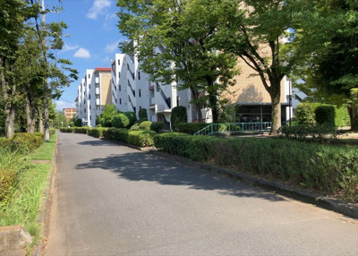 【外観】 | 鹿島団地３　２号棟 | マンションの外観は非常に重要なポイントです！外観の善し悪しは資産価値に大きな影響を与えます。外観のいいマンションを購入することで、高値で売却がしやすく、買い手が見つかりやすいというメリットがあります。