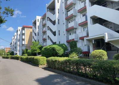 【外観】 | 鹿島団地３　２号棟 | 隣家の土地はどうなっているのか、生活利便施設が近くにあるのか、学校まで近いかなど、お客様のライフスタイルにあわせたイメージが重要です。また、近くにあると困る施設が近くにないかも確認するといいでしょう。