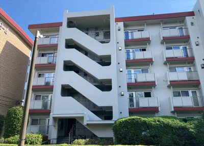 【現況写真】 | 鹿島団地３　２号棟 | 眺望の良さを楽しめるダイニングキッチンで家族団らんの時間を過ごしてはいかがでしょうか。バルコニーから見える景色を家族で眺める時間は、時間が経つのを忘れてしまいそうですね。是非、現地を見に行きましょう！