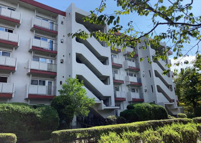 【現況写真】 | 鹿島団地３　２号棟 | 景色重視でお家選ぶをするとスーパーが遠い！学校が遠い！など生活をするうえで利便性で困ることもあります。まず一度現地を見学する際に、周辺の施設などがあるかを確認し、暮らし始めた後のことを想像しましょう。