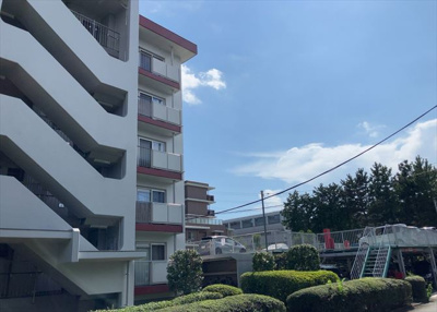 【展望】 | 鹿島団地３　２号棟 | 眺望を気にして物件を探す場合、前面に建物が建っていないか現地で確認しましょう！前面に建物があると景色はもちろん、日当たりや風通しにも影響が出てきます。住んだ時のことを想像しながら現地見学をしましょう。