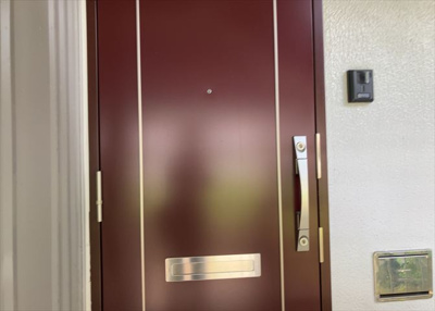 【玄関】 | 鹿島団地３　２号棟 | 玄関は家の顔でもあり、家族以外の目にも止まる場所です。玄関は外との間を仕切る扉、靴などをしまっておく収納スペース、靴脱ぎのたたきスペース、来客とのやり取りをするドアホンなど複数のアイテムからなります。