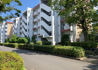 【外観】 | 鹿島団地３　２号棟 | 外観はマンション管理がされているかの目安になります。築年数が古いと、壁面は劣化してひび割れが生じることも！建物が古びていても細かいところが修繕されていると、きちんと管理されているなぁと感じるでしょう。