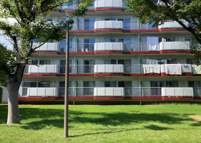 【バルコニー】 | 鹿島団地３　２号棟 | 一般的なバルコニーは、奥行1.5ｍ程ですが、ワイルドバルコニーは2ｍまで広がっています。そのため洗濯物の間隔をあけ干すことができ、乾きやすいというメリットや、ガーデニングが楽しめる等の特徴があります。