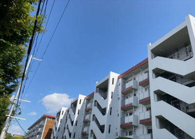 【展望】 | 鹿島団地３　２号棟 | 眺望の良さを楽しめるダイニングキッチンで家族団らんの時間を過ごしてはいかがでしょうか。バルコニーから見える景色を家族で眺める時間は、時間が経つのを忘れてしまいそうですね。是非、現地を見に行きましょう！