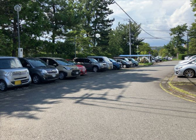 【駐車場】 | 鹿島団地３　２号棟 | 車一台あたりに必要なスペースは、標準サイズの普通自動車で横幅2m50cm、長さ5mは必要になります。ただし、乗降のことも考慮して横幅3m30cm、長さ5m50cmほどは確保できるところを選びましょう。