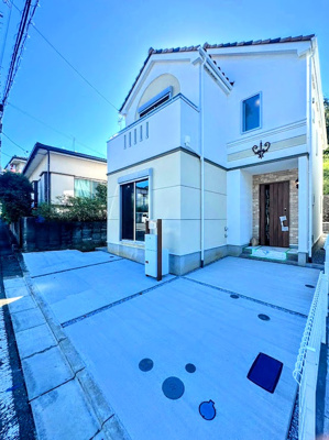 【駐車場】 | ♢♦竹山二丁目新築戸建全2棟1号棟♦♢ | ◆ゆったりとした駐車スペースを確保いたしましたので、お車2台駐車できます。自転車やバイクなど、ゆとりのある敷地で置き場所に困ることはないでしょう。