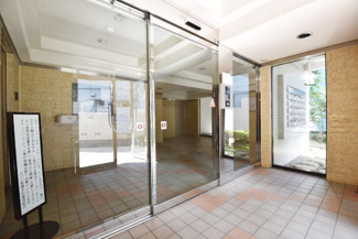 【エントランス】 | オートロックを備えた、マンションのエントランス。やはりセキュリティの観点は欠かすことができません。皆様を“安全”に送り出し、出迎えてくれます。～即日のご見学可能～　お問合せはお気軽にどうぞ。