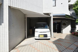 【駐車場】 | マンションの駐車場スペース。空きの有無や駐車料金、サイズ規定などについては、改めてお問い合わせください。～即日のご見学可能～　お問合せはお気軽にどうぞ。
