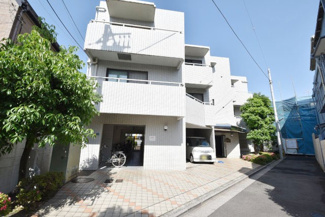 【外観】 | 青空によく映える建物です。手入れの行き届いた外壁やマンション正面エントランスなど、綺麗な姿をぜひ一度、現地にてご覧ください。～即日のご見学可能～　お問合せはお気軽にどうぞ。