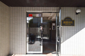 【エントランス】 | お客様を、そして住人を出迎えてくれるマンションのエントランス。ゴミが落ちていないことからも、管理状態の良さや住民の節度の高さが見て取れます。～即日のご見学可能～　お問合せはお気軽にどうぞ。