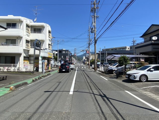 安東三丁目　売り土地の前面道路含む現地写真