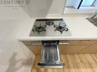 多数の調理器具を同時に使用でき、料理の効率化が可能。省エネで節約になり、様々な料理スタイルに適応できます。また、火力調整が独立しており、手入れや掃除もしやすく、今よりもっとお料理が楽しくなるかも。