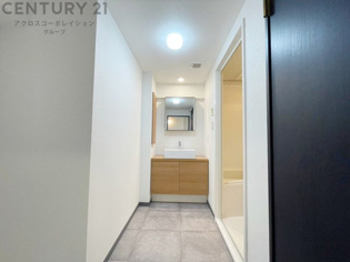 衣服の収納や脱ぎ着や整理整頓がしやすく、湿った衣類を乾燥させるスペースがありカビや臭いの発生を防ぎます。床の汚れを他の部屋に持ち込まず清潔を保つことができます。また快適な入浴環境の整備にも役立ちます。