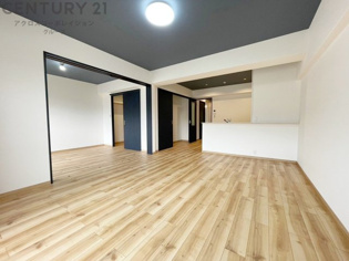 リビングダイニングは家族や友人とのコミュニケーションを楽しむ場所でくつろぎながら食事や会話を楽しめ、多目的に利用できリラックスできる空間です。家庭内の中心として機能し、快適な生活をサポートします。