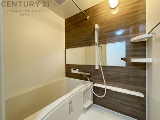 ユニットバスは省スペースでありながら、シンプルな設計と使いやすさを備え、簡便なメンテナンスが可能です。大きな窓付きで換気にも便利です。またミラー・小物置き場もあり便利です。